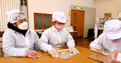 いぶき福祉会　にじの部屋でのクラッカーづくり