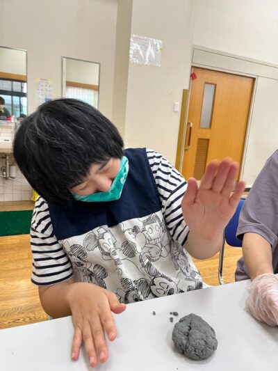 いぶき福祉会　張り子の置物を制作中